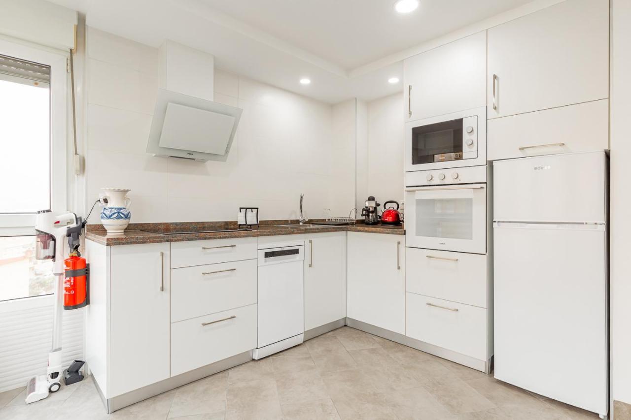 Modern Apartment Steps From The Beach Торокс Екстериор снимка