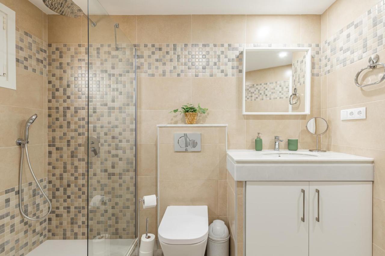 Modern Apartment Steps From The Beach Торокс Екстериор снимка