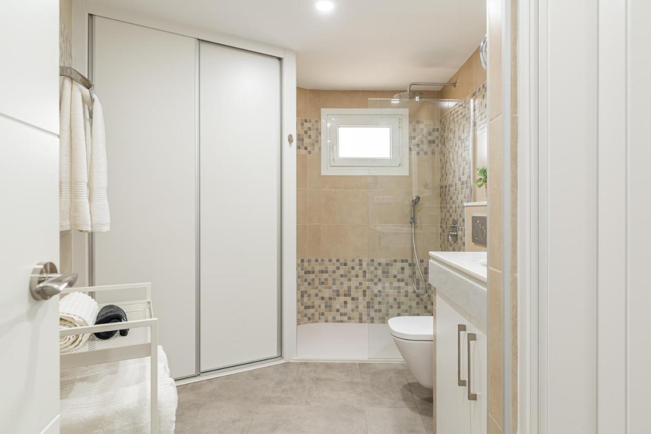 Modern Apartment Steps From The Beach Торокс Екстериор снимка
